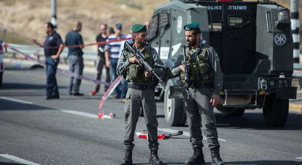 Gerusalemme, due palestinesi pugnalano un uomo. Una delle due uccisa da una guardia dopo rifiuto di gettare armi
