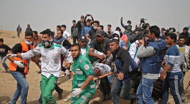 Gaza, salgono a quattro i palestinesi uccisi negli scontri: morto il 15enne ferito