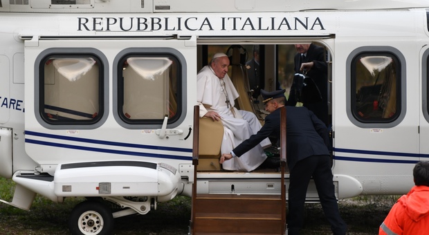 Papa Francesco a Greccio «Fate il presepe nella case, nelle scuole, negli ospedali e nelle piazze» La fotogallery della visita