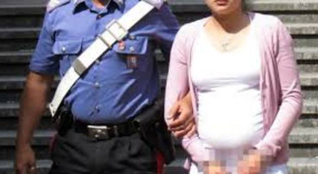 «Oddio stiamo per partorire»: le due borseggiatrici rom fingono le doglie