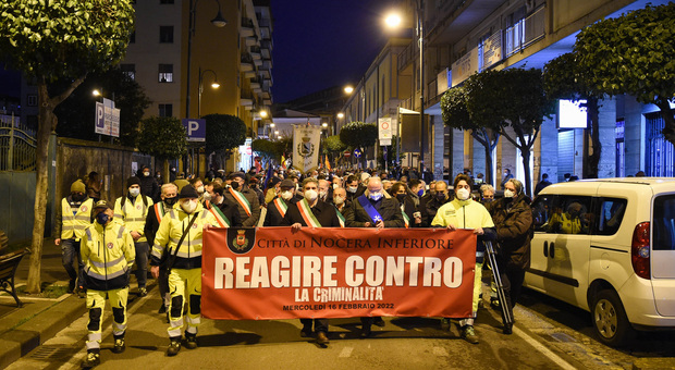 Centinaia in marcia per difendere la legalità, l'«alleanza dei sindaci» in prima linea