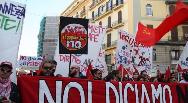 Referendum, corteo per il «No»: centri sociali sfilano a Napoli