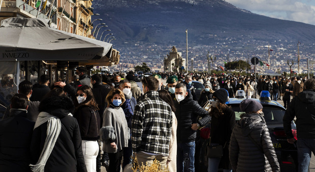 Covid in Campania, oggi 966 positivi e 16 morti: l'indice di contagio torna sopra il 10%