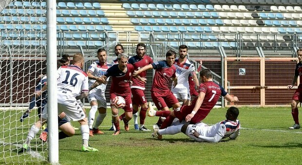 Vincenzo Tommasone realizza il primo gol (foto Meloccaro)