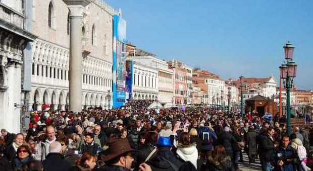 Venezia vuole tassare i turisti: «Ticket per chi non soggiorna»