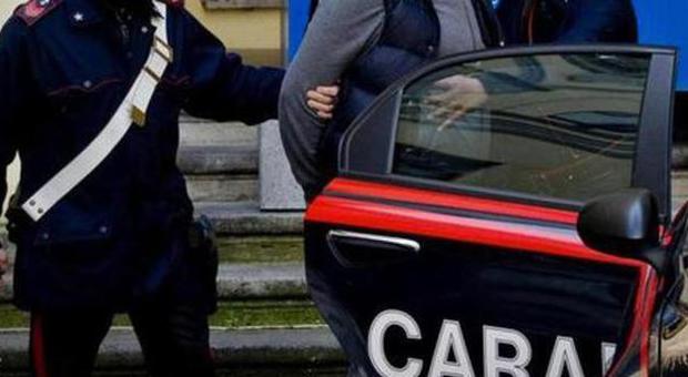 Insulti e minacce davanti alla figlia di 5 anni: la compagna chiama i carabinieri e lo fa arrestare