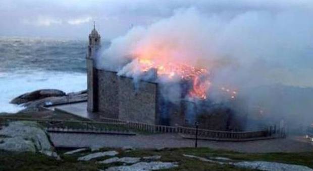 Maltempo, fumine colpisce il santuario di Muxia: incendio distrugge il simbolo del cammino di Santiago di Compostela