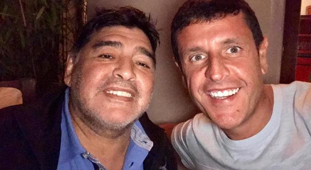 Maradona a casa dopo l'intervento: «Grazie a tutti per l'affetto»
