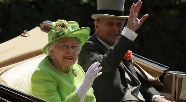 Principe Filippo morto? «È una bufala, ma la regina Elisabetta ancora non parla alla Nazione»