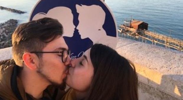 La foto vincitrice di Un bacio nel borgo, coppia vastese vince il contest di Termoli