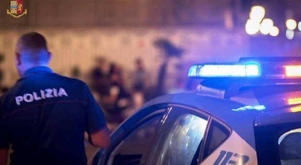 Napoli, cerca di disfarsi di una pistola dopo un inseguimento: arrestato