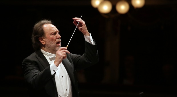 Telefonino squilla durante il concerto alla Scala, il maestro si ferma: «Risponda, riprendiamo dopo»