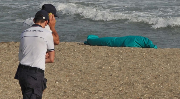 Muore annegato in mare a Ostia davanti agli amici: è uno straniero di circa 70 anni