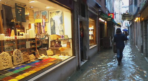 Maxi acqua alta, commercianti barricati nei negozi tra Venezia e Chioggia