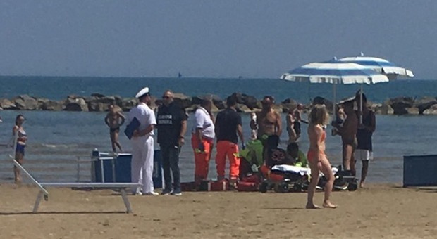 Turista milanese muore in spiaggia davanti alla moglie che ha un malore. La coppia aveva festeggiato i 50 anni di matrimonio