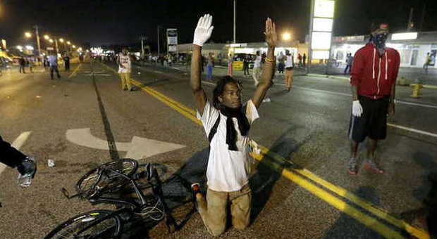 Ferguson, ennesima notte di scontri. Spunta il video dell'uccisione di Michael Brown