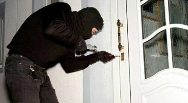 Ladri scatenati, furti e raid nelle case: cresce l'allarme tra i residenti