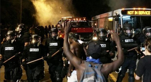 Usa, polizia uccide afroamericano disarmato: a Charlotte esplode la protesta