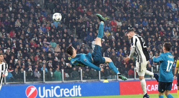 Cristiano Ronaldo premiato dall'Uefa: la sua rovesciata è il gol dell'anno
