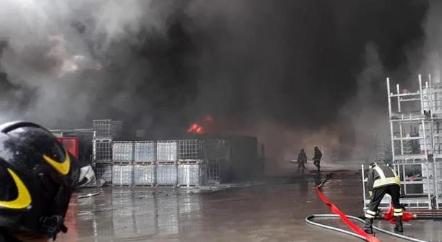 Incendio in azienda ed enorme nube di zolfo: operai in ospedale