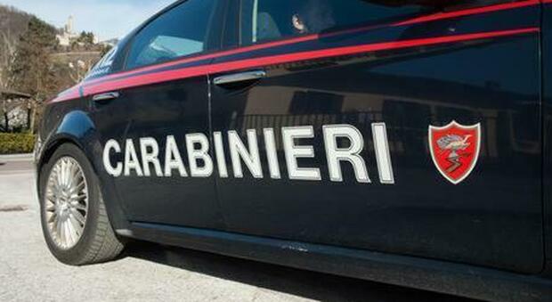 Catanzaro, si finge cieca per 20 anni: 74enne smascherata dai carabinieri dopo una lite di vicinato.