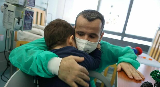 Papà dona un polmone al figlio, è il primo intervento in Italia. «Il suo primo desiderio è stato un Lego»