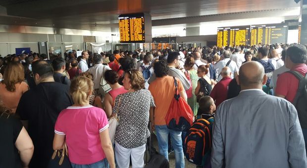 Sciopero e guasto su Roma-Napoli, alta tensione a Termini: ritardi, treni cancellati e pendolari infuriati