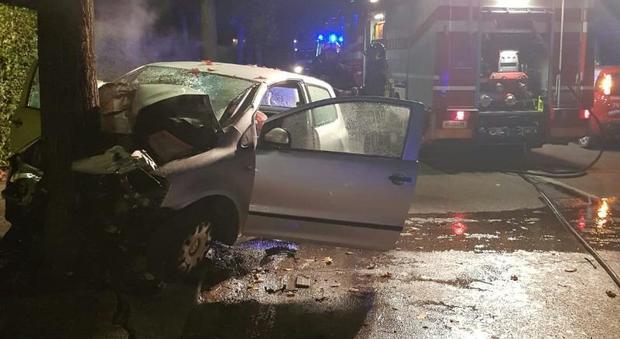 Auto si schianta contro un albero: 24enne ricoverato in ospedale