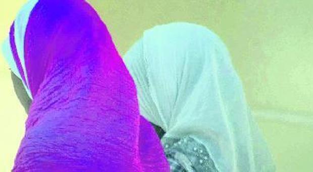 IL CASO TREVISO Vede due donne che portano il velo islamico e in lui scatta qualcosa.