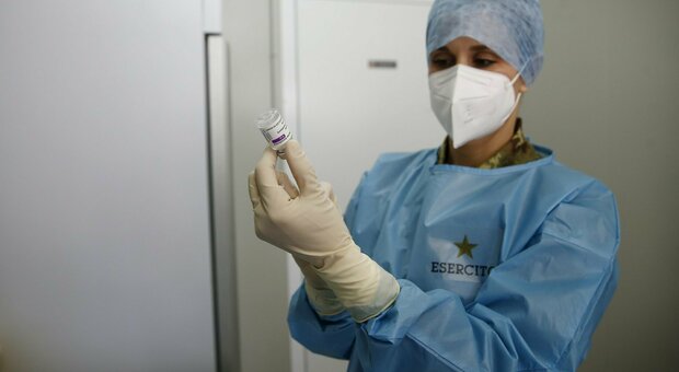 Vaccino Covid in Campania, già immuni 59.579 anziani e 21.606 docenti
