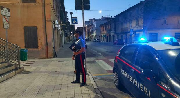Ubriaco aggredisce i carabinieri intervenuti per sedare una lite: due militari medicati al pronto soccorso