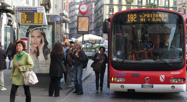 Coppia di borseggiatori over 60 in azione sul bus in piazza Dante