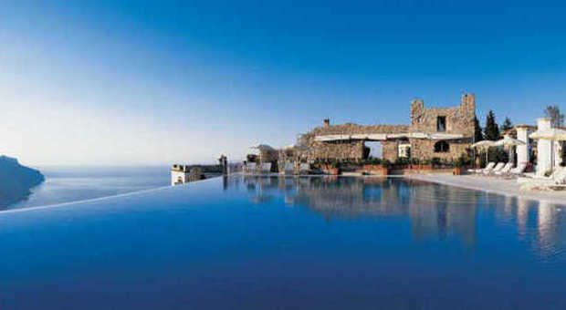 La spettacolare piscina a sfioro dell'Hotel Caruso si affaccia sulla Costiera amalfitana