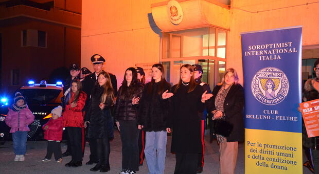 La caserma dei carabinieri di Belluno illuminata per la giornata contro la violenza sulle donne