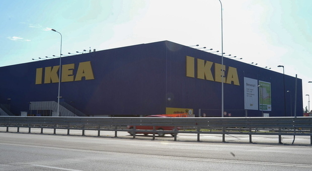 Ikea, ingresso vietato all'area giochi per il bimbo autistico: i genitori chiedono i danni