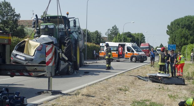 Ravenna, auto si schianta frontalmente contro un trattore e resta schiacciata: morti padre e due figli