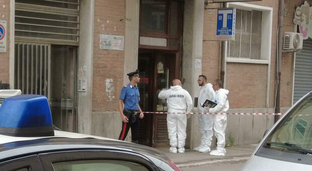 Tabaccaia uccisa con diverse coltellate in centro a Foggia. È caccia all'omicida