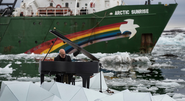 Ludovico Einaudi suona in Artico
