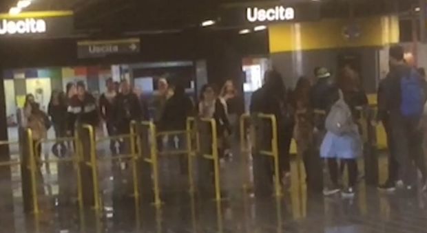 Metro, a Napoli in centinaia passano senza biglietto