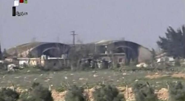 Siria, l'aeroporto della morte colpito per tagliare fuori Damasco