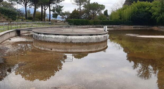Degrado a Napoli, la vergogna del parco Troisi: «Il laghetto è scomparso»