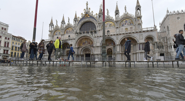 Acqua alta a Venezia: nnuova impennata stasera: previsti 140 cm, si alzano le paratoie del Mose
