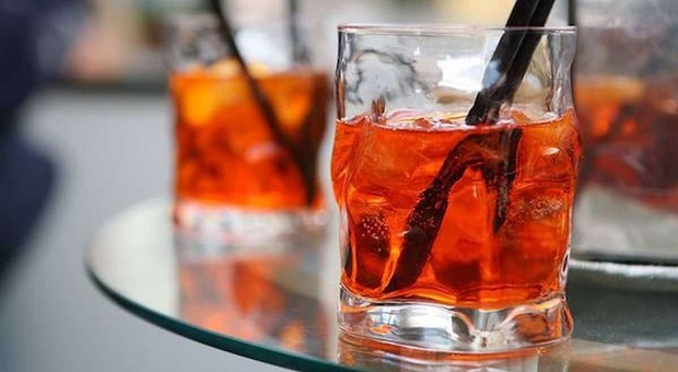 Bicchieri e bottiglie di vetro fanno troppo rumore, a Treviso l'ordinanza restrittiva per il bar