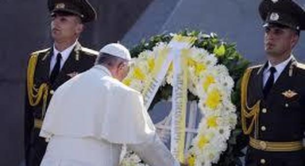 Papa Francesco in Armenia prega al Memoriale del genocidio, l'umanità non dimentichi