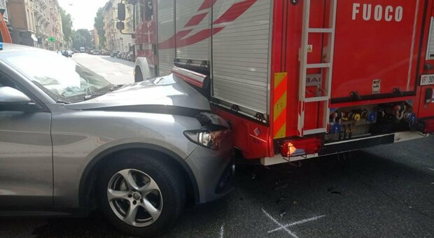 Ignazio La Russa, l'auto della scorta si schianta contro un mezzo dei vigili del fuoco a Milano (ma lui non era a bordo): tre feriti