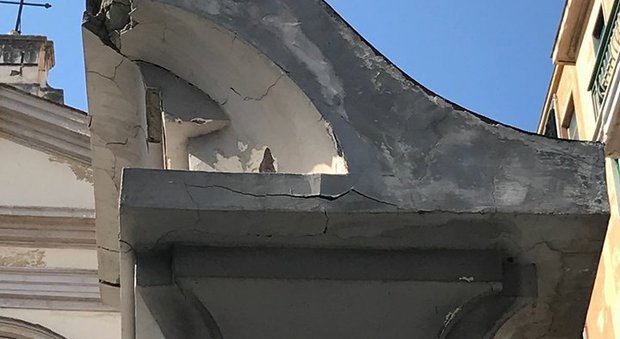 Napoli, allarme per corcioni «a rischio» della chiesa di San Giorgio dei Genovesi