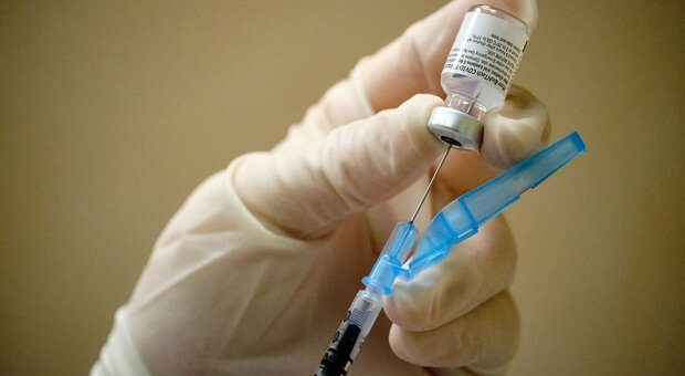 Lombardia, nove medici positivi dopo la doppia dose di vaccino. Quattro hanno variante inglese
