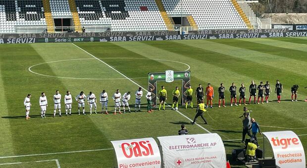 Ascoli-Venezia 1-1: i bianconeri pareggiano in 10 in extremis, la salvezza però è sempre un discorso complicato