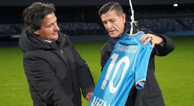 Stefano Ceci e Gigi Caffarelli con la maglia numero 10 allo stadio Maradona (Foto Eugenio Blasio)