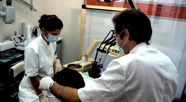 Pesaro, ladri in due studi dentistici: rubato l'oro per le protesi